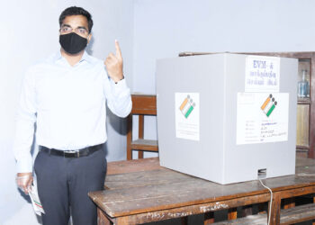 தூத்துக்குடி மாவட்ட ஆட்சியர் செந்தில்ராஜ் தனது ஜனநாயக கடமையை ஆற்றினார்.