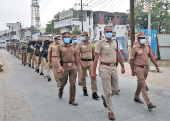 தூத்துக்குடியில் எஸ்பி எஸ். ஜெயக்குமார் தலைமையில் காவல்துறையினரின் கொடி அணிவகுப்பு