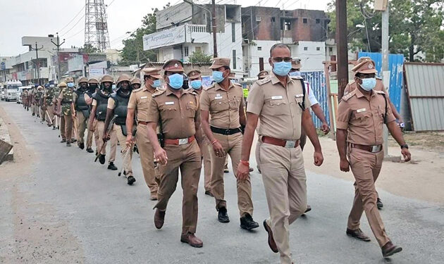 தூத்துக்குடியில் எஸ்பி எஸ். ஜெயக்குமார் தலைமையில் காவல்துறையினரின் கொடி அணிவகுப்பு