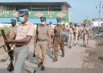 தூத்துக்குடியில் நகர்புற உள்ளாட்சி தேர்தல் பாதுகாப்பை முன்னிட்டு எஸ்பி ஜெயக்குமார் தலைமையில் காவல்துறையினரின் கொடி அணிவகுப்பு