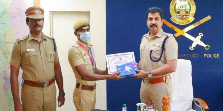 தடை தாண்டும் போட்டியில் வெற்றி பெற்று இரண்டாம் இடத்தை பிடித்து வெள்ளி பதக்கம் வென்ற தூத்துக்குடி மாவட்ட ஆயுதப்படை காவலருக்கு மாவட்ட எஸ்பி  டாக்டர் திரு. எல். பாலாஜி சரவணன் பாராட்டு.