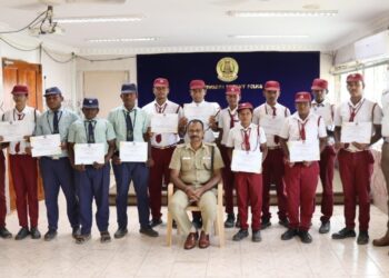 போக்குவரத்து சீர்செய்யும் பணியில் சிறப்பாக பணியாற்றிய சாலை பாதுகாப்பு படை மாணவர்கள் 16 பேருக்கு தூத்துக்குடி எஸ்பி ஜெயக்குமார் பாராட்டு