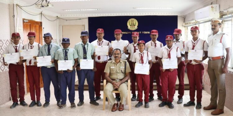 போக்குவரத்து சீர்செய்யும் பணியில் சிறப்பாக பணியாற்றிய சாலை பாதுகாப்பு படை மாணவர்கள் 16 பேருக்கு தூத்துக்குடி எஸ்பி ஜெயக்குமார் பாராட்டு