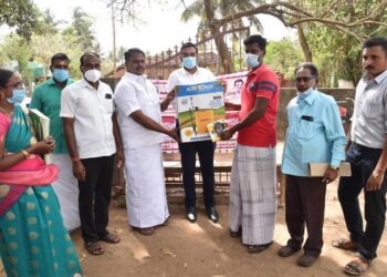 உழவர் நலத்துறை சார்பில் உழவர் உற்பத்தியாளர் குழுவிற்கு வேளாண் இயந்திரம் மற்றும் கருவிகளை மாவட்ட ஆட்சியர் வழங்கினார்