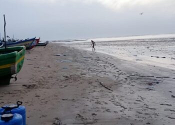 கோடிக்கரையில் கடல் 150 அடி உள்வாங்கியதால் பரபரப்பு .