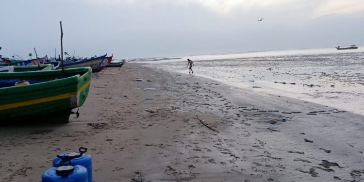 கோடிக்கரையில் கடல் 150 அடி உள்வாங்கியதால் பரபரப்பு .