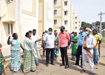 நாகூரில் அடுக்குமாடி குடியிருப்பில் அடிப்படை வசதிகள் குறித்து மாவட்ட ஆட்சியர் ஆய்வு
