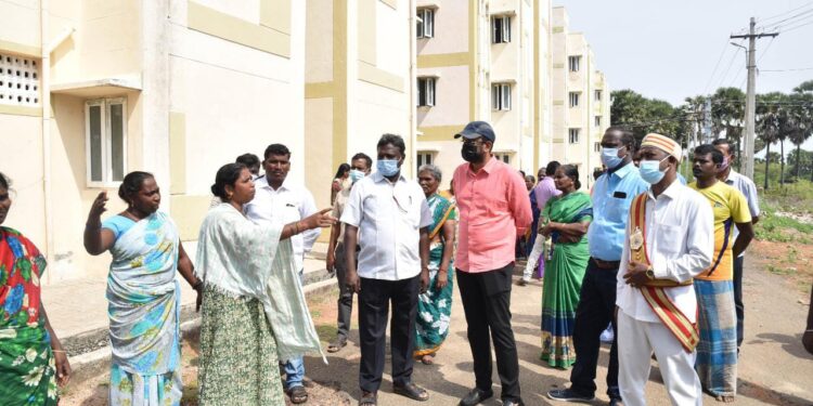 நாகூரில் அடுக்குமாடி குடியிருப்பில் அடிப்படை வசதிகள் குறித்து மாவட்ட ஆட்சியர் ஆய்வு