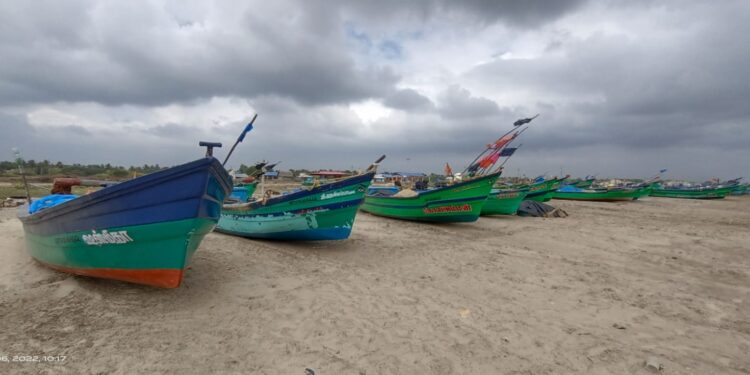 வங்கக் கடலில் உருவாகியுள்ள காற்றழுத்தத் தாழ்வு மண்டலம் – நாகை மாவட்ட மீனவர்கள் 4வது நாளாக கடலுக்கு செல்லவில்லை.