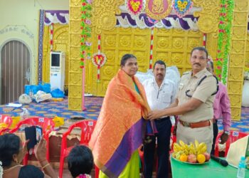 சர்வதேச மகளிர் தின விழா- வேதாரண்யத்தில் பெண் ஊழியர்கள் கேக் வெட்டி கொண்டாட்டம் .