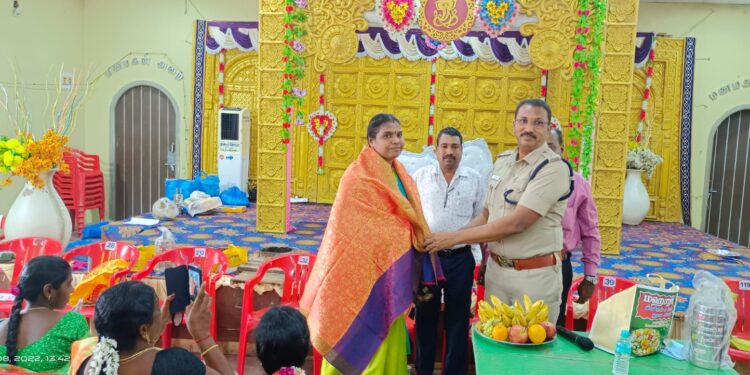 சர்வதேச மகளிர் தின விழா- வேதாரண்யத்தில் பெண் ஊழியர்கள் கேக் வெட்டி கொண்டாட்டம் .