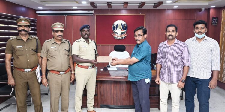 ஆசிரியரிடம் இருந்து ஆன்லைன் மூலம் அபேஸ் – பணத்தை மீட்ட சைபர் கிரைம் போலீசார்..