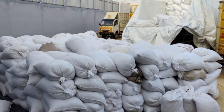 தாளமுத்துநகர் பகுதியில் 25 டன் எடையுள்ள ரேஷன் அரிசி மற்றும் கோதுமையை பதுக்கி வைத்திருந்த நபர் கைது – லாரி உட்பட 5 வாகனங்கள் மற்றும் ரேசன் பொருட்கள் பறிமுதல் – டிஎஸ்பி கணேஷ் அதிரடி