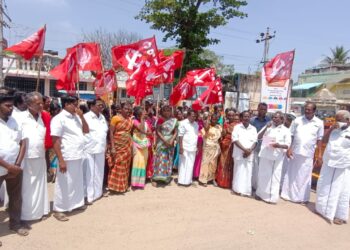 அறுவடைக்கு தயாராக இருந்த நெல்கதிர்கள் சேதமடைந்ததற்கு இழப்பீடு கோரி வேதாரண்யத்தில் இந்திய கம்யூனிஸ்ட் கட்சியினர் கண்டன ஆர்ப்பாட்டம்