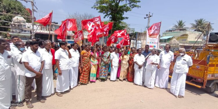 அறுவடைக்கு தயாராக இருந்த நெல்கதிர்கள் சேதமடைந்ததற்கு இழப்பீடு கோரி வேதாரண்யத்தில் இந்திய கம்யூனிஸ்ட் கட்சியினர் கண்டன ஆர்ப்பாட்டம்