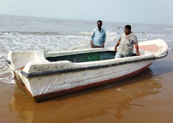 கோடியக்கரை கடற்கரையில் ஆளில்லா மர்ம படகு – சுங்கத் துறையினர் கைப்பற்றி விசாரணை.