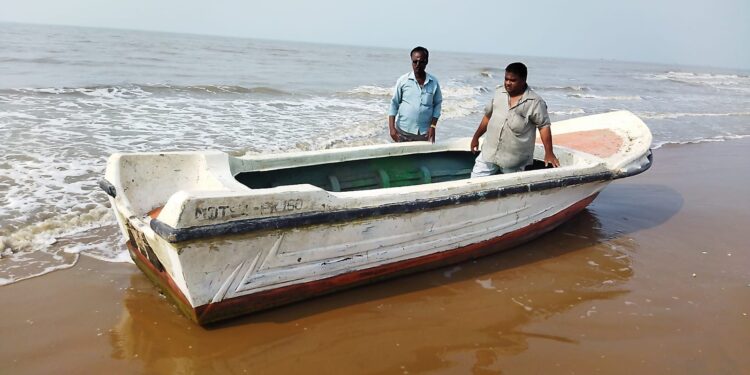 கோடியக்கரை கடற்கரையில் ஆளில்லா மர்ம படகு – சுங்கத் துறையினர் கைப்பற்றி விசாரணை.