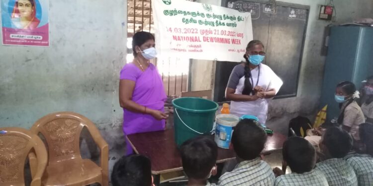 தேசிய குடல் புழு நீக்க வாரத்தை ஒட்டி ஒரத்தூர் பள்ளி மாணவர்களுக்கு மாத்திரைகள் வழங்கப்பட்டன.
