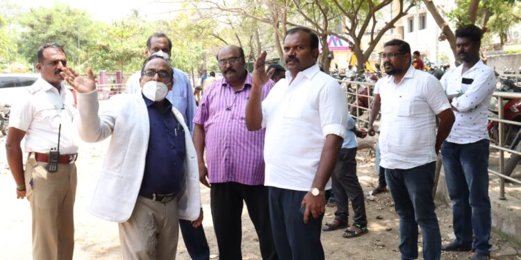 அரசு மருத்துவமனைக்கு அவசர கால ஆம்புலன்ஸ்கள் போக்குவரத்து தடையின்றி வந்து செல்வதற்கு துரித நடவடிக்கை..  மேயர் என்.பி ஜெகன் அதிரடி  நோயாளிகள், பொதுமக்கள், சமூகஆர்வலர்கள் பாராட்டு..