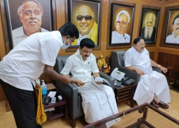 பங்களிப்பு ஓய்வூதியத் திட்டத்தை ரத்து செய்து விட்டு பழைய ஓய்வூதிய திட்டத்தை அமல்படுத்த வேண்டும் என  தமிழக முதல்வரை தமிழ்நாடு ஆசிரியர் முன்னேற்ற சங்கத்தின் மாநில தலைவர் தியாகராஜன் நேரில் சந்தித்து கோரிக்கை விடுத்தார்