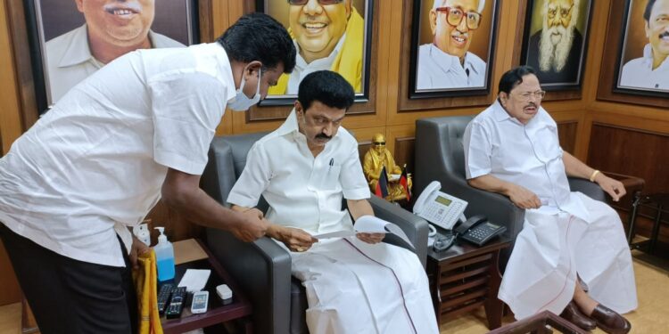 பங்களிப்பு ஓய்வூதியத் திட்டத்தை ரத்து செய்து விட்டு பழைய ஓய்வூதிய திட்டத்தை அமல்படுத்த வேண்டும் என தமிழக முதல்வரை தமிழ்நாடு ஆசிரியர் முன்னேற்ற சங்கத்தின் மாநில தலைவர் தியாகராஜன் நேரில் சந்தித்து கோரிக்கை விடுத்தார்