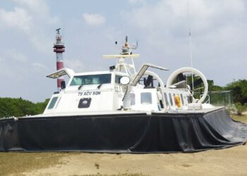 கடலோர ரோந்து பணியில் ஈடுபடும் ஹோவர் கிராப்ட் – கோடிக்கரையில் முகாம்.