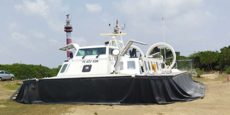 கடலோர ரோந்து பணியில் ஈடுபடும் ஹோவர் கிராப்ட் – கோடிக்கரையில் முகாம்.