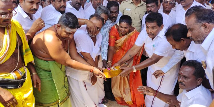 திருச்செந்தூரில். ரூ.3.95 கோடியில் மார்க்கெட்டிற்கு புதிய கட்டிடம்: அமைச்சர் அனிதா ராதாகிருஷ்ணன் அடிக்கல் நாட்டினார்.