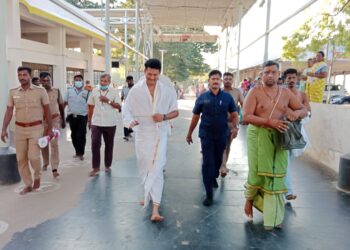 திருச்செந்தூர் சுப்பிரமணிய சுவாமி கோயிலில் பள்ளி கல்வித்துறை அமைச்சர் அன்பில் மகேஷ் பொய்யாமொழி சுவாமி தரிசனம்