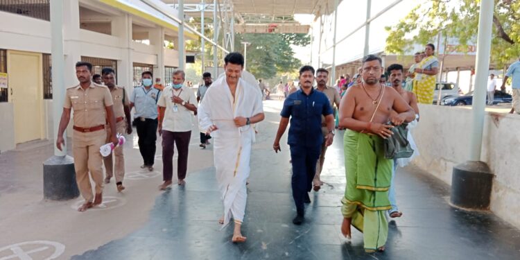 திருச்செந்தூர் சுப்பிரமணிய சுவாமி கோயிலில் பள்ளி கல்வித்துறை அமைச்சர் அன்பில் மகேஷ் பொய்யாமொழி சுவாமி தரிசனம்