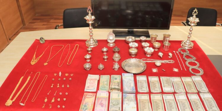 சிக்கல் பகுதியில் நடந்த வீட்டின் கதவை உடைத்து திருடிய வழக்கில் நான்கு எதிரிகள் கைது : 20 லட்சம் மதிப்புள்ள தங்க, வெள்ளி பொருட்கள், பணம் மீட்பு