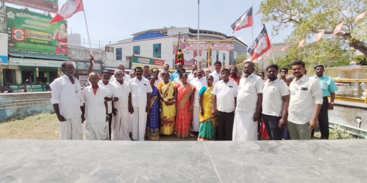 தூத்துக்குடியில் குரூஸ்பர்னாந்து நினைவு நாளையொட்டி   அதிமுக மாநில அமைப்புச் செயலாளர் சி. த. செல்லப்பாண்டியன்  தலைமையில் அதிமுகவினர் மாலை அணிவித்து மரியாதை செலுத்தினார்.