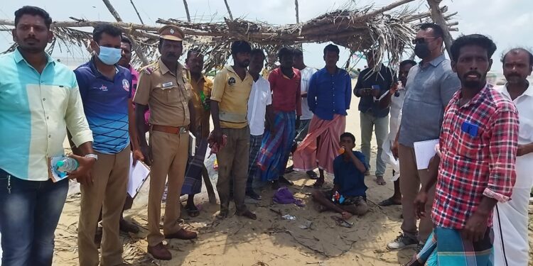 தமிழக மீனவர்களை தாக்கி இலங்கை கடற்படையினர் அட்டூழியம்.