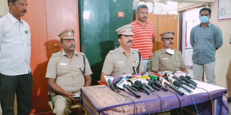 சிப்காட் பகுதியில் சமீபத்தில் நடந்த பவானி என்பவர் கொலை செய்யப்பட்ட வழக்கில் எதிரிகள் இருவர் கைது – தீவிர விசாரணை மேற்கொண்டு எதிரிகளை கைது செய்த தனிப்படை போலீசாருக்கு எஸ்பி டாக்டர் எல். பாலாஜி சரவணன் பாராட்டு.* 