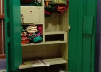 வேதாரண்யம் அருகே வீட்டில் குழந்தை கழுத்தில் கத்தியை வைத்து மிரட்டி நகை பணம் கொள்ளை- முகமூடி கொள்ளையர்கள் துணிகரம்.