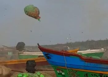 கோடியக்கரை கடற்கரையில் திடீர் சுழல்காற்றுமீன் வலைக் கட்டுகள் பறந்தன -மீனவர்கள் அலறியடித்து ஓட்டம்..