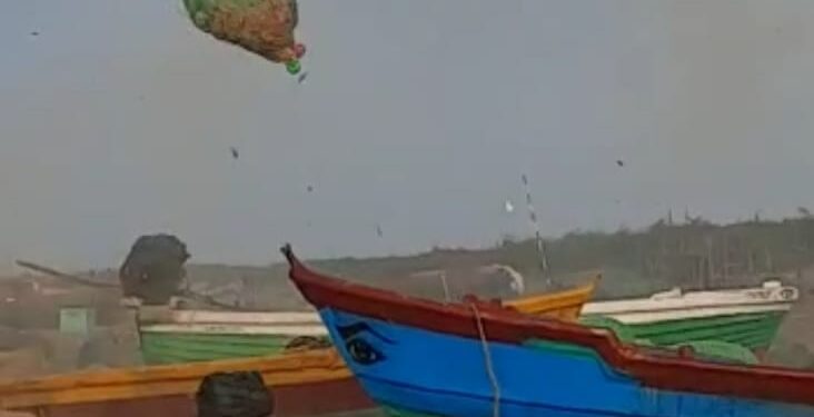 கோடியக்கரை கடற்கரையில் திடீர் சுழல்காற்றுமீன் வலைக் கட்டுகள் பறந்தன -மீனவர்கள் அலறியடித்து ஓட்டம்..