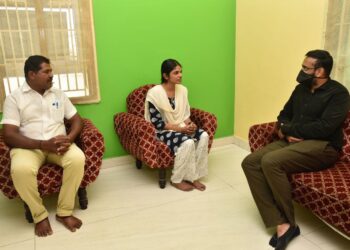 உக்ரைனிலிருந்து திரும்பி மருத்துவ மாணவர்களை மாவட்ட ஆட்சியர் சந்தித்து நலம் விசாரித்தார்