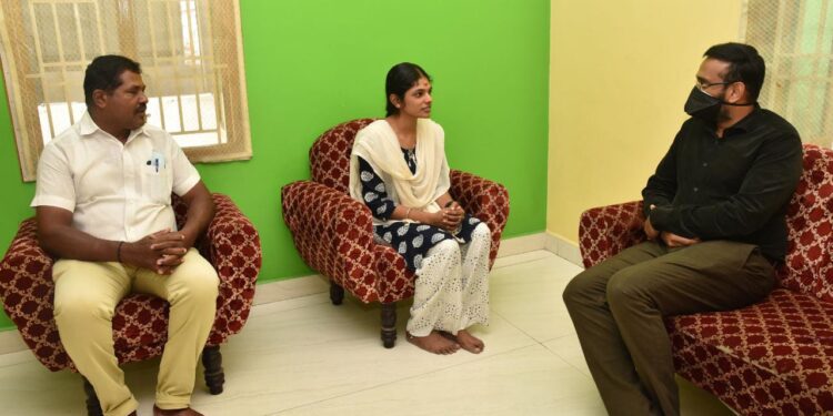 உக்ரைனிலிருந்து திரும்பி மருத்துவ மாணவர்களை மாவட்ட ஆட்சியர் சந்தித்து நலம் விசாரித்தார்