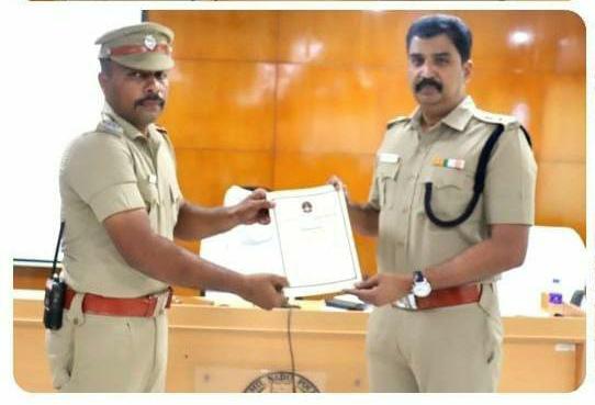 தூத்துக்குடி மாவட்டத்தில் சிறப்பாக பணியாற்றிய 3 ஆய்வாளர்கள் உட்பட 33 காவல்துறையினருக்கு, எஸ்.பி.பாலாஜி சரவணன் வெகுமதி மற்றும் பாராட்டு சான்றிதழ்