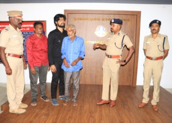 காணாமல்  போனவரை மீட்டு  குடும்பத்தாருடன் சேர்த்து  வைத்த நாகப்பட்டினம் காவல் துறை