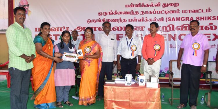 நாகையில் நடந்த அறிவியல் கண்காட்சியில் வேதாரண்யம் அடுத்த ஆயக்காரன்புலம் பள்ளி மாணவி ஹவ் திங் ஒர்க் தலைப்பில் மாவட்ட அளவில் முதலிடம்