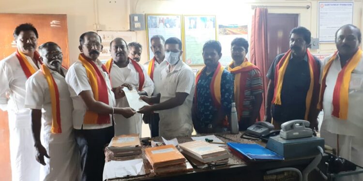 தூத்துக்குடி ரயில்வே அதிகாரியிடம் சமத்துவ மக்கள் கழகம் சார்பில் கோரிக்கை மனு *