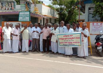 வேதாரண்யத்தில் 6 அம்ச கோரிக்கைகளை நிறைவேற்றித்தர வலியுறுத்தி அனைத்துறை ஓய்வூதியர்கள் சங்கத்தினர் தர்ணா போராட்டம்