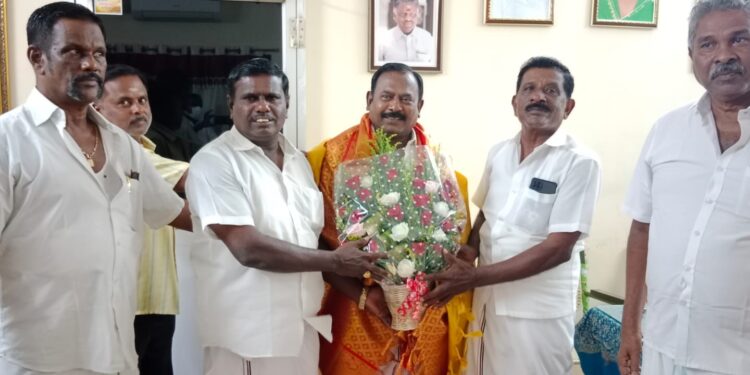 தூத்துக்குடி தெற்கு மாவட்டத்தில் புதியதாக நியமிக்கப்பட்டுள் அதிமுக நிர்வாகிகள் முன்னாள் அமைச்சர், சி.த.செல்லப்பாண்டியன் அவர்களிடம் வாழ்த்து