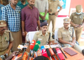 வேதாரண்யம் அருகேஇருசக்கர வாகனத்தில் கடத்தி வரப்பட்ட 8 லட்சம் ரூபாய் மதிப்பிலான போதைப்பொருள் பறிமுதல் – மூவர் கைது