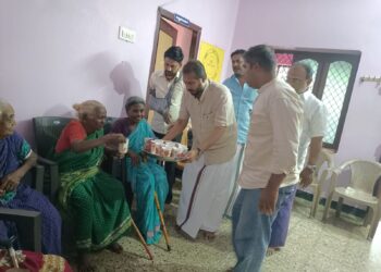 முதியோர்களுக்கு நோன்புக்கஞ்சி வழங்கிய மனிதநேய ஜனநாயக கட்சி பொதுச்செயலாளர் தமிமுன் அன்சாரி .