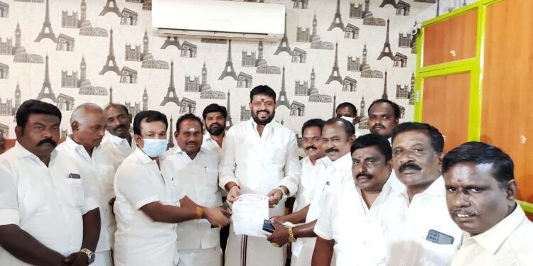 தூத்துக்குடி அதிமுக தெற்கு மாவட்ட செயலாளர் பதவிக்கு முன்னாள் அமைச்சர் சி.த.செல்லப்பாண்டியன் விருப்பமனு அளித்தார்.