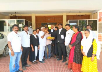 வழக்கறிஞர்கள்  சேமநல நிதி ரூ.10 லட்சமாக உயர்வு, முதல்வர் ஸ்டாலின் அறிவிப்பு!   தூத்துக்குடி மாவட்ட நீதிமன்ற வளாகத்தில் அரசு வழக்கறிஞர் மோகன்தாஸ் சாமுவேல் தலைமையில் இனிப்பு வழங்கி கொண்டாட்டம்!!