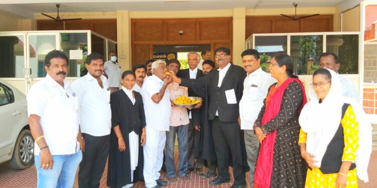 வழக்கறிஞர்கள் சேமநல நிதி ரூ.10 லட்சமாக உயர்வு, முதல்வர் ஸ்டாலின் அறிவிப்பு! தூத்துக்குடி மாவட்ட நீதிமன்ற வளாகத்தில் அரசு வழக்கறிஞர் மோகன்தாஸ் சாமுவேல் தலைமையில் இனிப்பு வழங்கி கொண்டாட்டம்!!